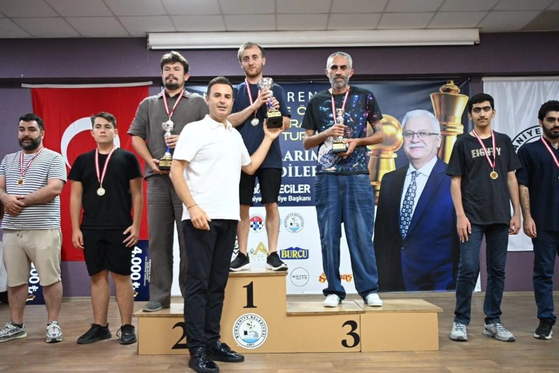 Başkan Akın, Uluslararası Satranç Turnuvası Ödül Töreni'nde Sporcuları Kutladı