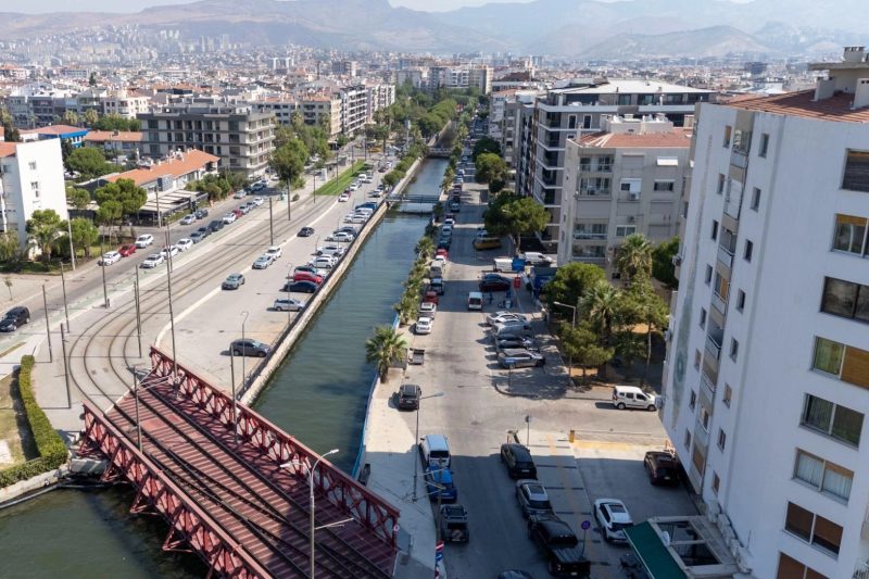 İzmir Körfezi'nde Kirlilik Azaltma Operasyonu: Manda ve Bostanlı Dereleri Temizlendi