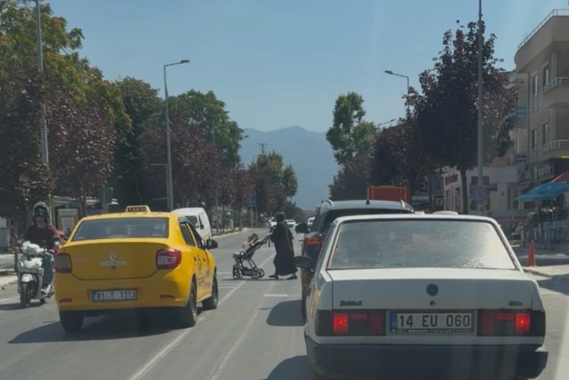 Yaya Geçidinde Tehlikeli Sollama Kamerada: Bebek Arabalı Kadın Tehlike Atlattı