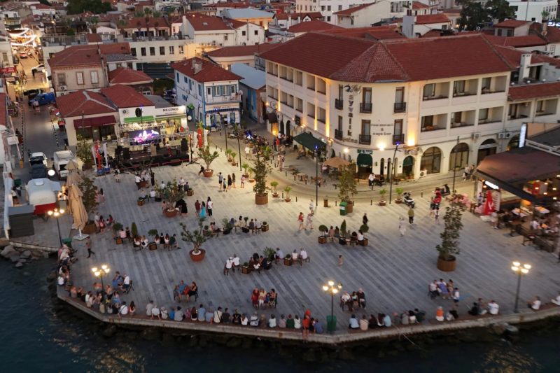 Ayvalık'ta Eski Otopark Alanı, Tarihi Dokusuyla Canlanan Modern Yaşam Merkezine Dönüştü