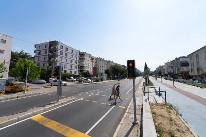 İzmir'de 6 Ayda 267 Kilometre Yol Yenilendi, 524 Bin Ton Asfalt Serildi