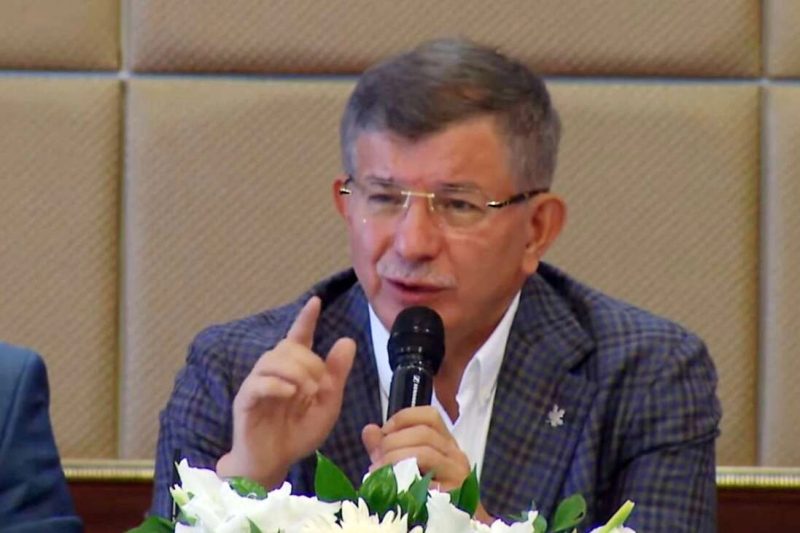 Ahmet Davutoğlu'ndan Siyasi Çekilme Kararı: Gelecek Partisi Faaliyetlerini Sonlandırıyor