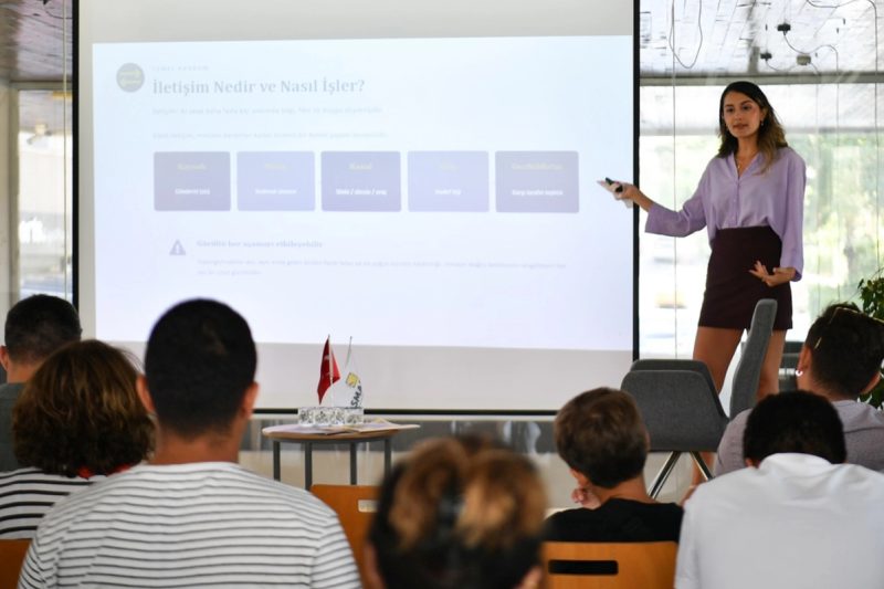 Beylikdüzü'nde İletişim Becerilerinin Geleceği Tartışıldı