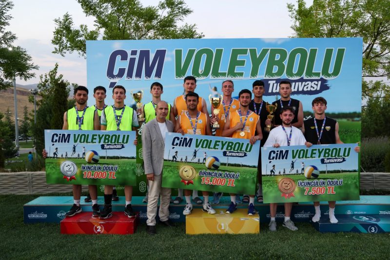 Selçuklu'da Çim Voleybol Turnuvası Sona Erdi, Ödüller Sahiplerini Buldu