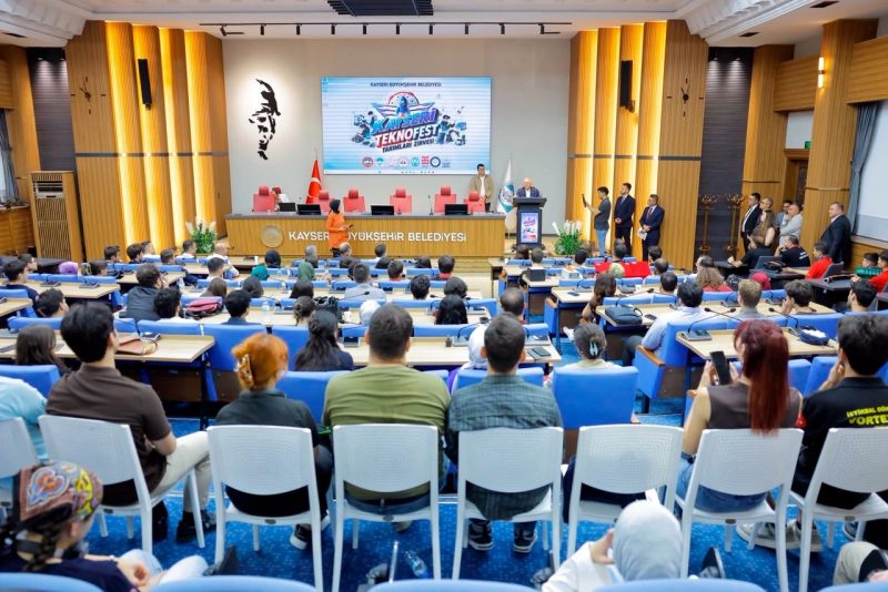 Başkan Büyükkılıç, Kayseri'nin TEKNOFEST Takımları ile Buluştu
