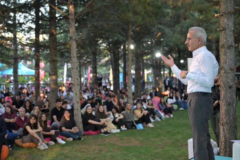 Bakan Uraloğlu, Kariyer Buluşması'nda Gençlerle Buluştu: Teknoloji ve İnsan İlişkileri Vurgusu