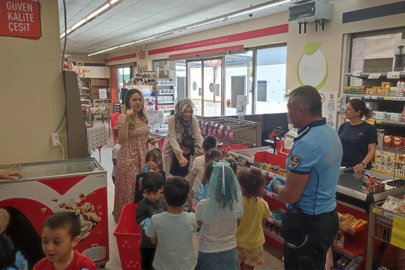 Balıkesir'de Minik Zabıtalardan Market Denetimi