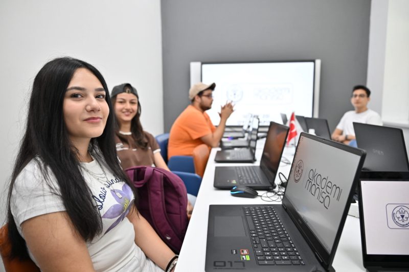 Akademi Manisa'da Gençler İçin Teknoloji Eğitimleri Başladı