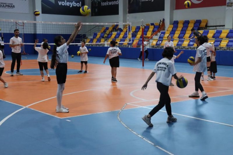Şanlıurfa'da Yaz Spor Okulları Yoğun İlgi Görüyor: Voleybol Kızları Sahaya İniyor