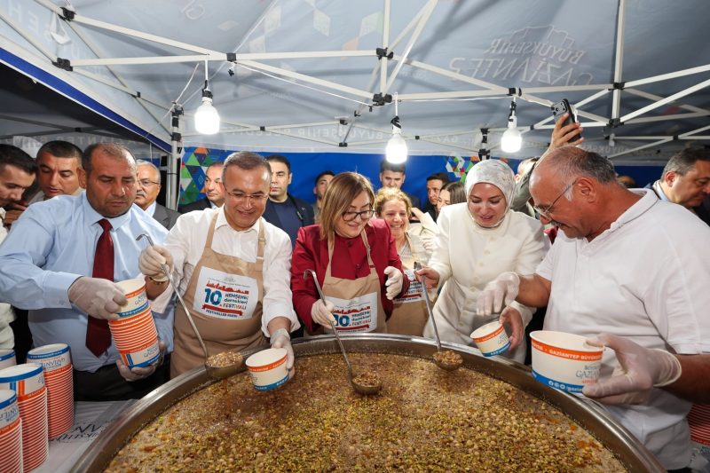 Gaziantep'te 10. Hemşehri Dernekleri Festivali Binlerce Kişiyi Buluşturdu