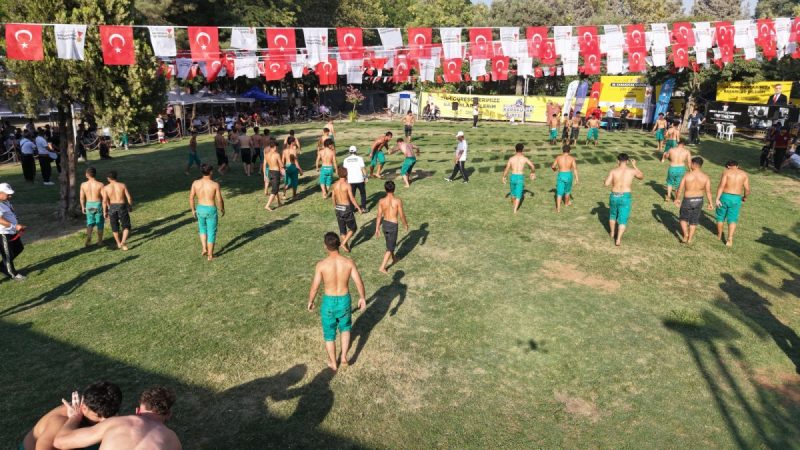 26 Yıl Sonra Kahramanmaraş'ta Geleneksel Karakucak Güreşleri Yeniden Düzenlendi