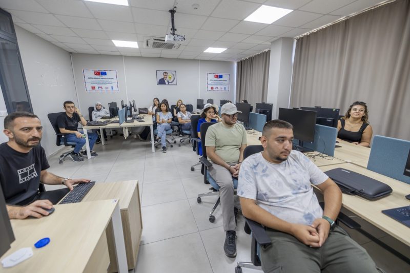 Mersin'de Dijital Gençlik Merkezi'nde Python ve Yazılım Uzmanlığı Eğitimi Veriliyor