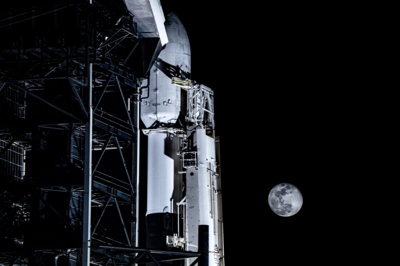 SpaceX'ten Ay Çarpışması Açıklaması: Yörüngeden Çıkarılamayan Roket Parçası Ay'a Yöneliyor