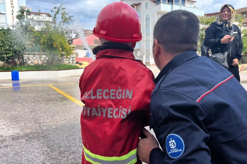 Kocaeli'de Minik Öğrenciler İtfaiyeciliği Öğreniyor