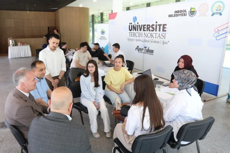 İnegöl Belediyesi, Öğrencilerin Üniversite Tercih Sürecinde Destek Oluyor