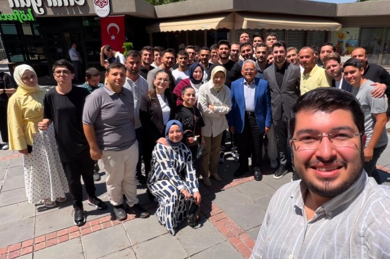 Başkan Büyükkılıç Gençlerle Buluştu: 'Türkiye Yüzyılı'nı Birlikte İnşa Edeceğiz'