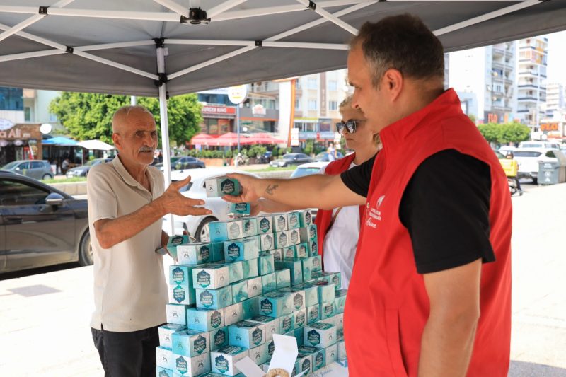 Mersin'de Mevlit Kandili'nde Vatandaşlara Kandil Simidi Dağıtıldı