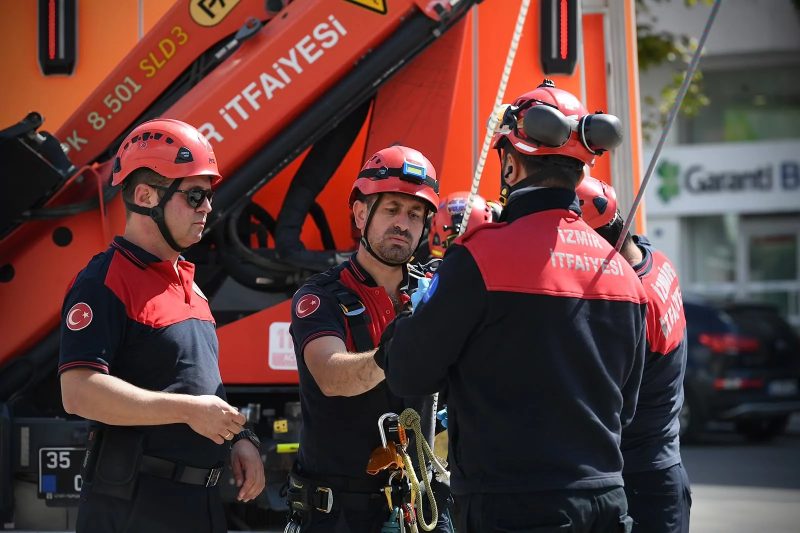 İZSU'dan Buca'da Gerçekçi Yangın Tatbikatı: Personel Tahliyesi ve Kurtarma Senaryoları Canlandırıldı