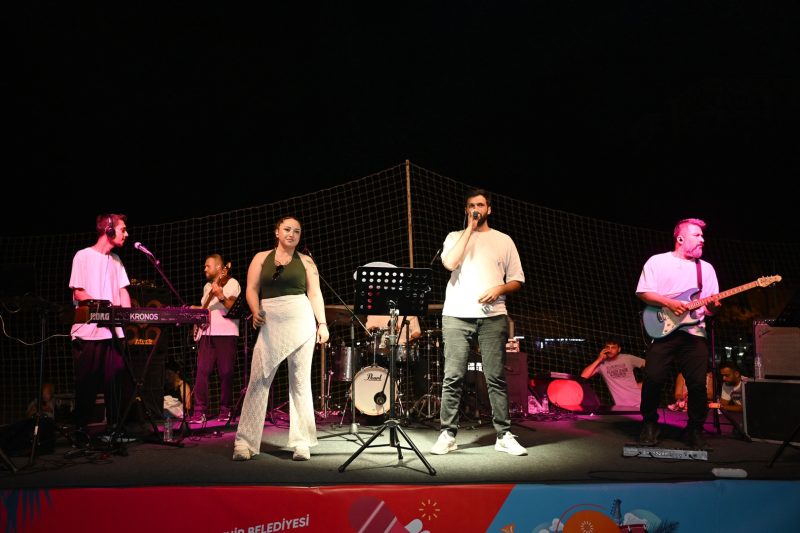 Mersin'de 'Yaz Dostum' Konserleri Vatandaşları Coşturmaya Devam Ediyor