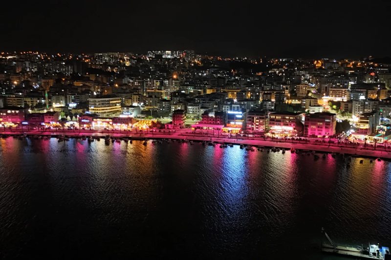 Samsun Atakum Sahili Meme Kanseri Farkındalığı İçin Pembe Işıklarla Aydınlandı