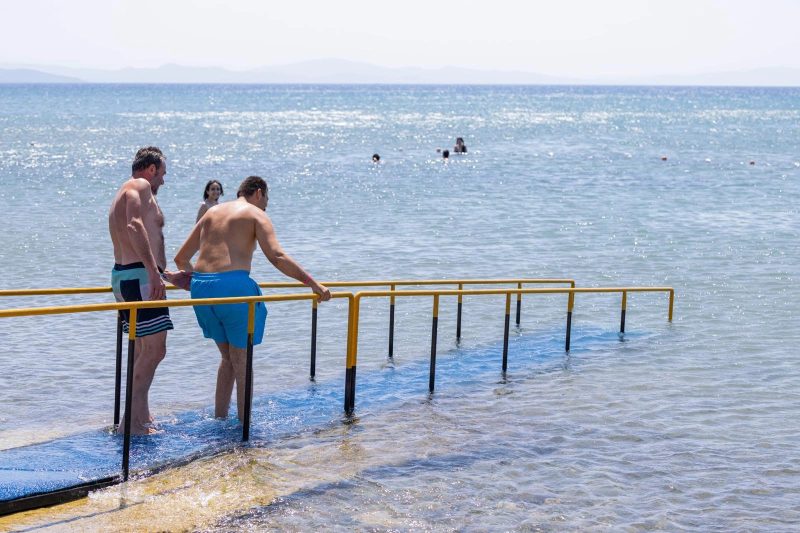 İzmir'de Engelsiz Plajlar Engelliler İçin Denize Erişimi Kolaylaştırıyor