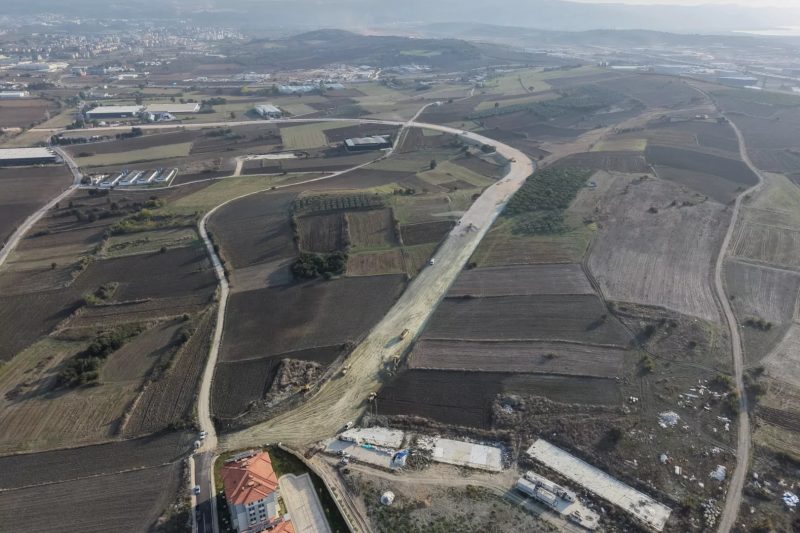 Bursa'da Üç Mahalleyi Birbirine Bağlayan Yeni Yol Yapımı Devam Ediyor