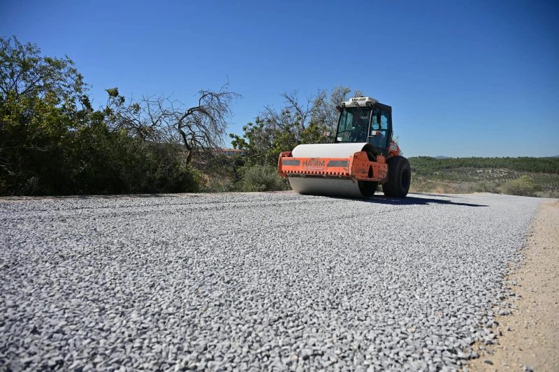 Manisa'da 10 Mahalleye Bağlanan 7 Kilometrelik Yol Yenilendi