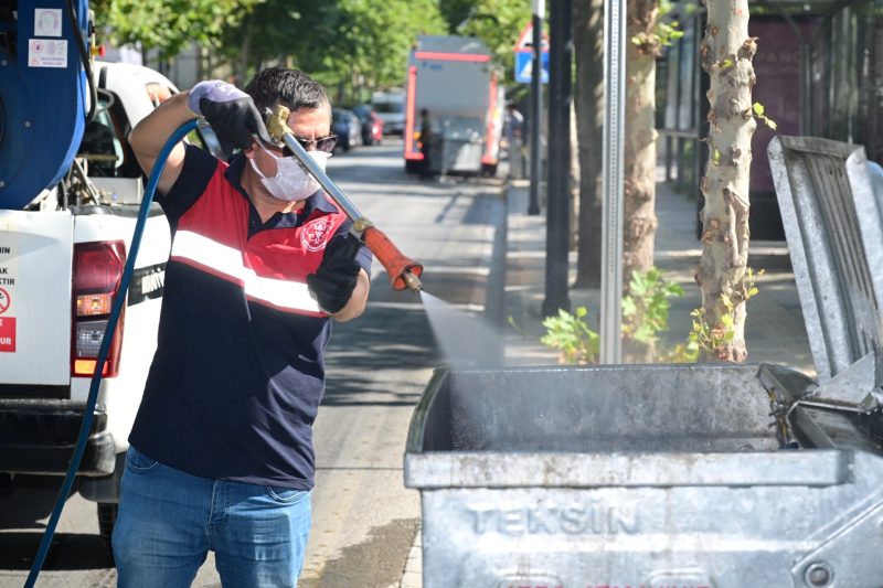Manisa'da Çöp Konteynerlerine Kapsamlı Temizlik ve İlaçlama Operasyonu