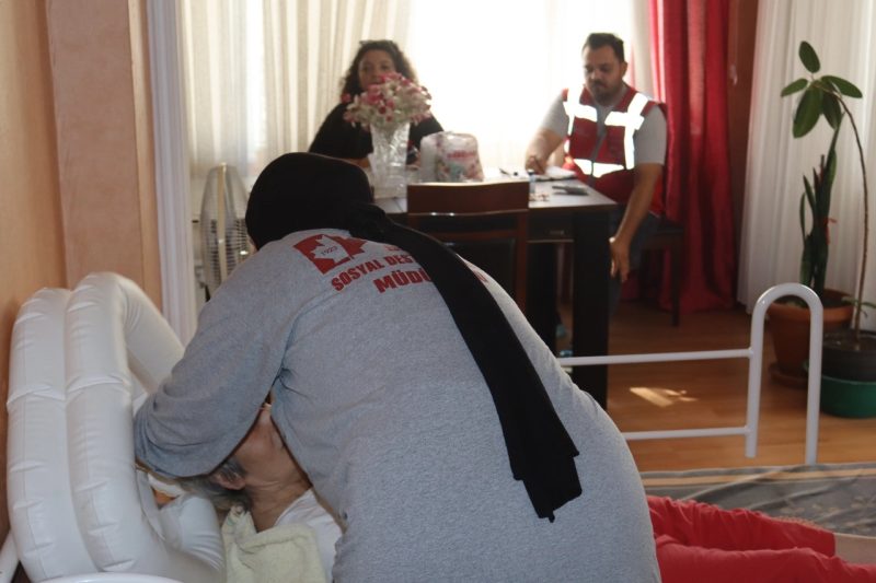 İzmit Belediyesi Yaşlı ve Engelli Vatandaşlara Evde Bakım Hizmetini Sürdürüyor