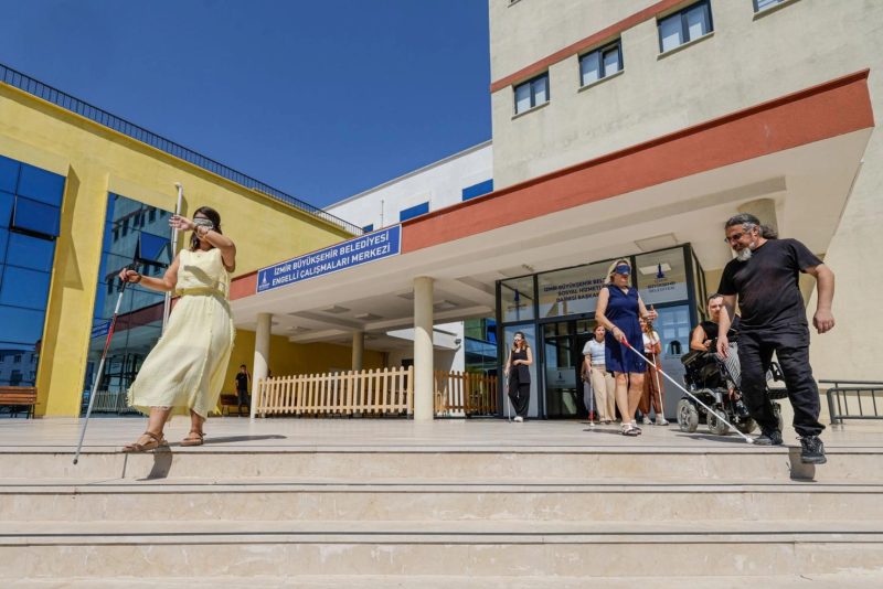 İzmir'de Görme Engellilere Yönelik Personel Eğitimleri Başladı
