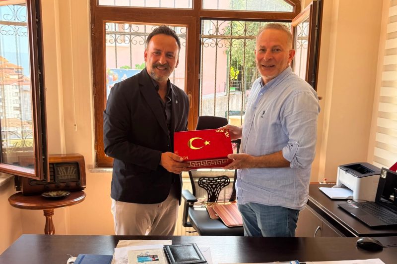 İzmit Belediyesi'nden Muhtarlara Doğum Günü Kutlaması