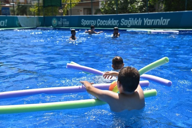 Manisa'da Çocuklara Yaz Boyunca Ücretsiz Yüzme Dersleri