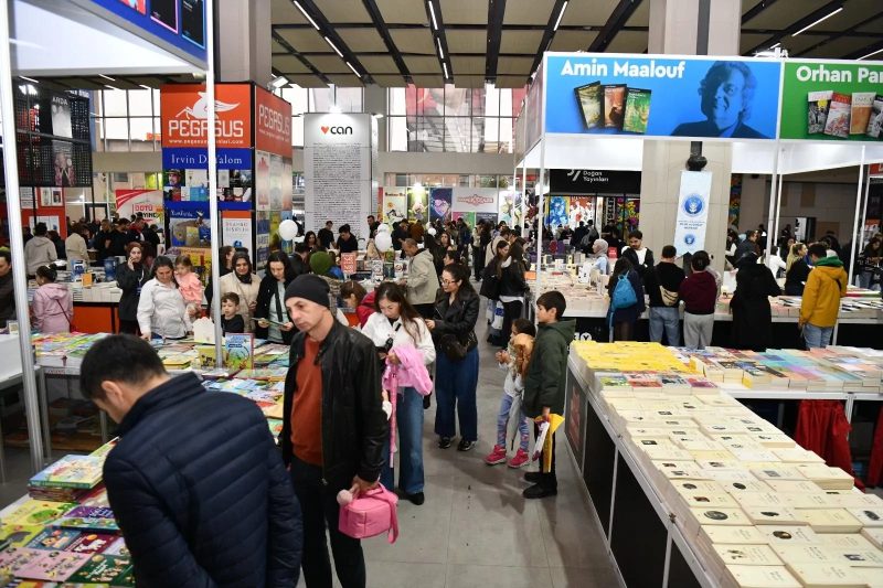 Balıkesir Kitap Fuarı İlk Üç Günde 40 Bin Ziyaretçi Ağırladı