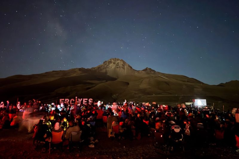 Kayseri'de Gökyüzü Tutkunları Erciyes'te Meteor Yağmuru İzleyecek