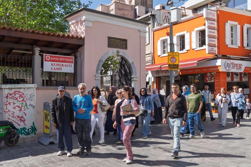 İzmir'de Emeklilere Yönelik Ücretsiz Kent Gezileri Devam Ediyor