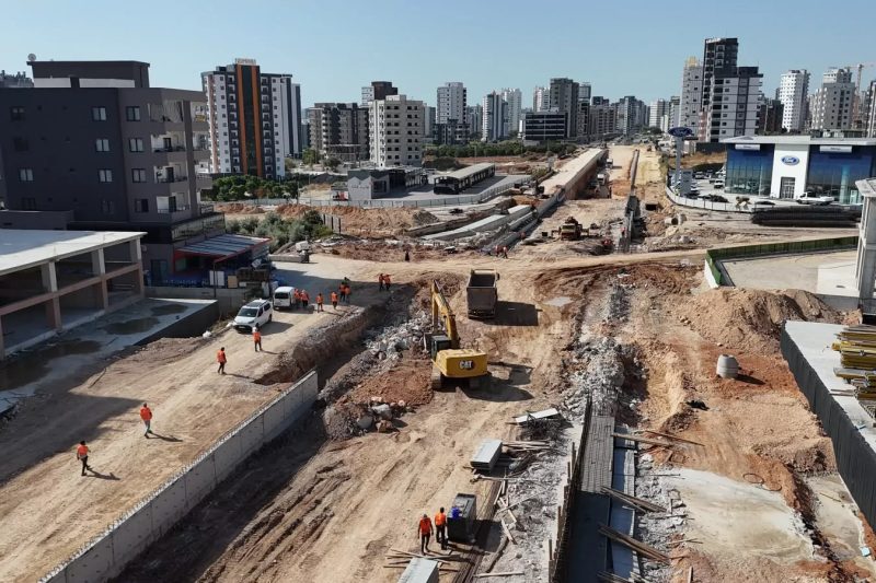 Mersin'de Vatan Caddesi Kavşağı'nda Çalışmalar Hız Kesmeden Devam Ediyor
