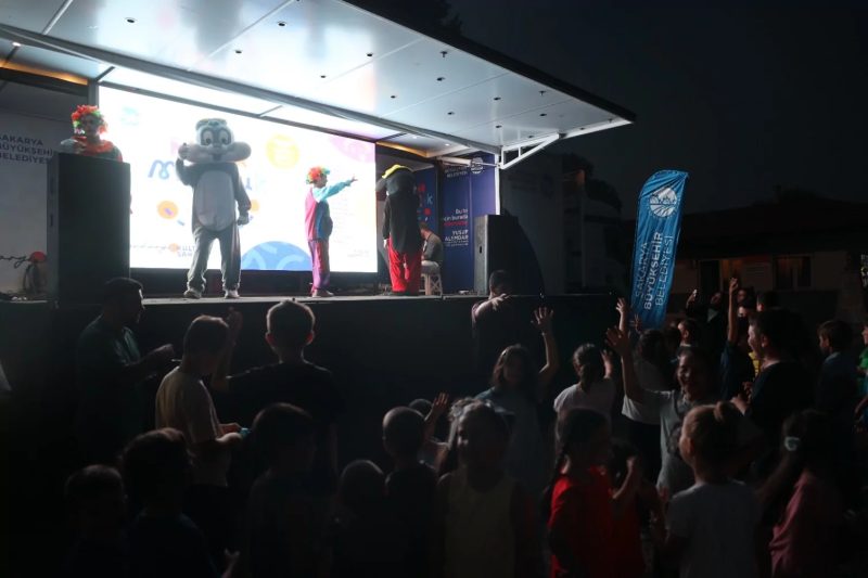 Sakarya'da 'Bir Tır Mutluluk' Projesi Binlerce Çocuğa Ulaştı