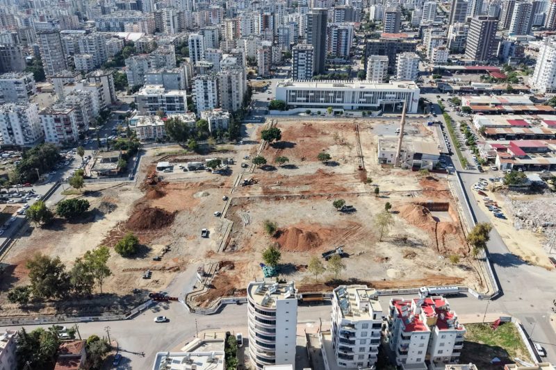Mersin'de Mezitli Kent Meydanı Projesi Yeşil Alanları ve Sosyal Donatıları Artırıyor