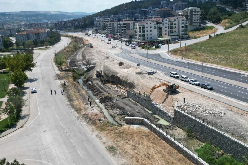 Bursa'da Ürünlü Deresi'nde Dere Islahı, Yol Genişletme ve Yeşil Alan Düzenlemesi Eş Zamanlı Sürüyor