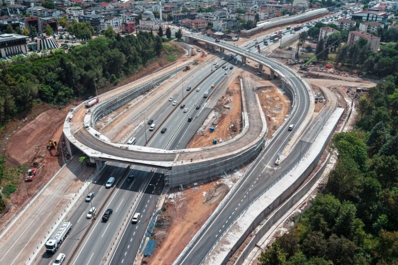 Kocaeli'de Başiskele Kavşağı İnşaatı Nedeniyle D-130 Karayolu'nda Gece Trafik Kesintisi