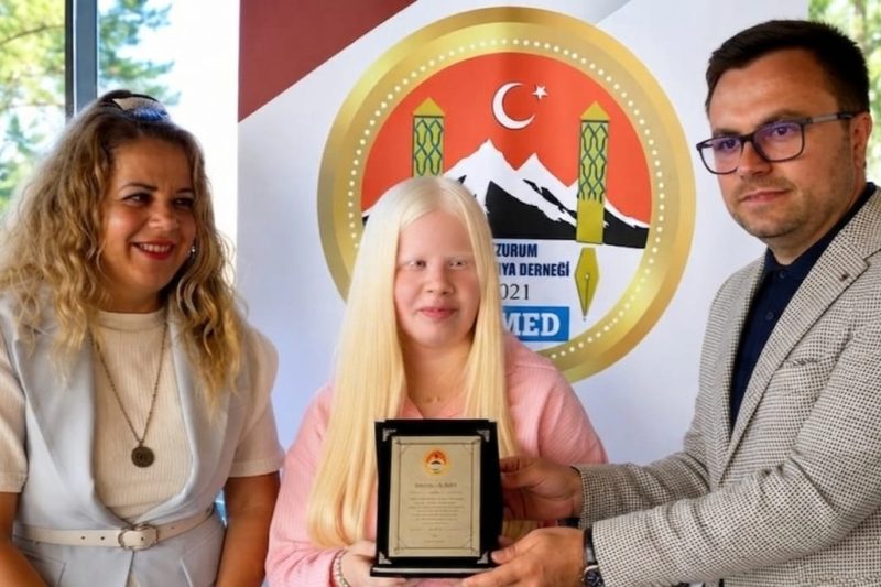 ERMED'den Özel Gereksinimli Stajyer Hatice Yesir'e Teşekkür Plaketi