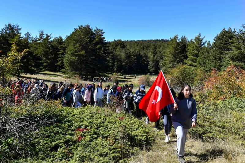 Ankara'da Öğrenciler Işık Dağı'nda Doğa Yürüyüşüyle Buluştu