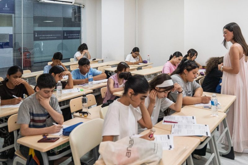 İzmir'de Sınav Destek Merkezleri Yaz Boyunca Ücretsiz Eğitim ve Atölyelerle Öğrencilere Hizmet Veriyor