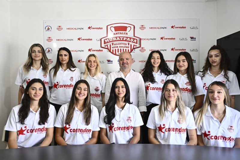 Muratpaşa Belediyesi Voleybol Takımı Yeni Sezon İçin Kadrosunu Gençleştirerek Güçlendirdi