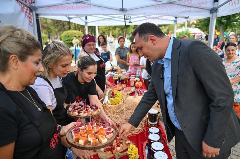 Bornova Reçel Festivali'ne Hazırlanıyor: Köylü Kadınların Lezzetleri Tanıtıldı