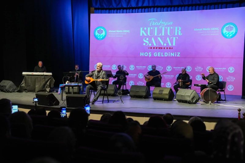 Esat Kabaklı Trabzon'da Hayranlarıyla Buluştu, Unutulmaz Bir Akşam Yaşattı