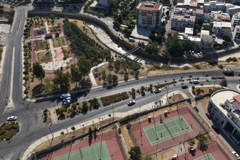 Karşıyaka'da Yaya Ulaşımını Kolaylaştıracak Köprüde Son Rötuşlar Yapılıyor