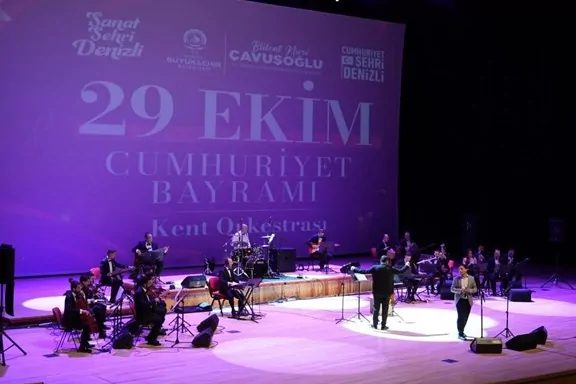 Denizli'de Cumhuriyet Bayramı Coşkusu Bilim Şovu ve Konserle Başladı