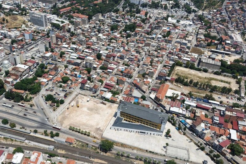 İzmir Büyükşehir Belediyesi'nden Zübeyde Hanım Stadı Açıklaması: Yapım Süreci Devam Ediyor