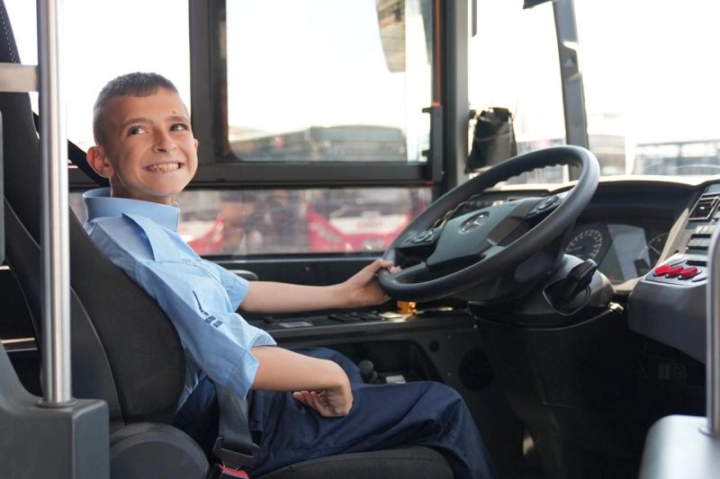 ESHOT, 12 Yaşındaki Özel Gereksinimli Edip'in Otobüs Şoförü Olma Hayalini Gerçekleştirdi